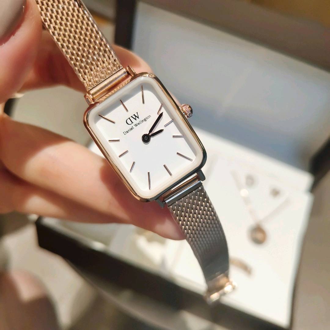 💰网带 190一套  配盒🔜重磅推出高端定制 💎💎💎丹尼尔惠灵顿（Daniel Wellington）classic 女仕五件套 璀璨人生旅程 DW经典之作 完美地诠释了无可挑剔的迷人风格！（套装包括：简约时尚石英女表  Dw手镯＋耳钉＋戒指＋Dw圆形项链）  立即抢购