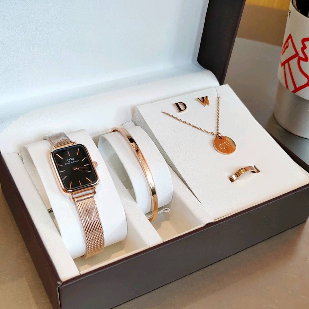 💰网带 190一套  配盒🔜重磅推出高端定制 💎💎💎丹尼尔惠灵顿（Daniel Wellington）classic 女仕五件套 璀璨人生旅程 DW经典之作 完美地诠释了无可挑剔的迷人风格！（套装包括：简约时尚石英女表  Dw手镯＋耳钉＋戒指＋Dw圆形项链）  立即抢购