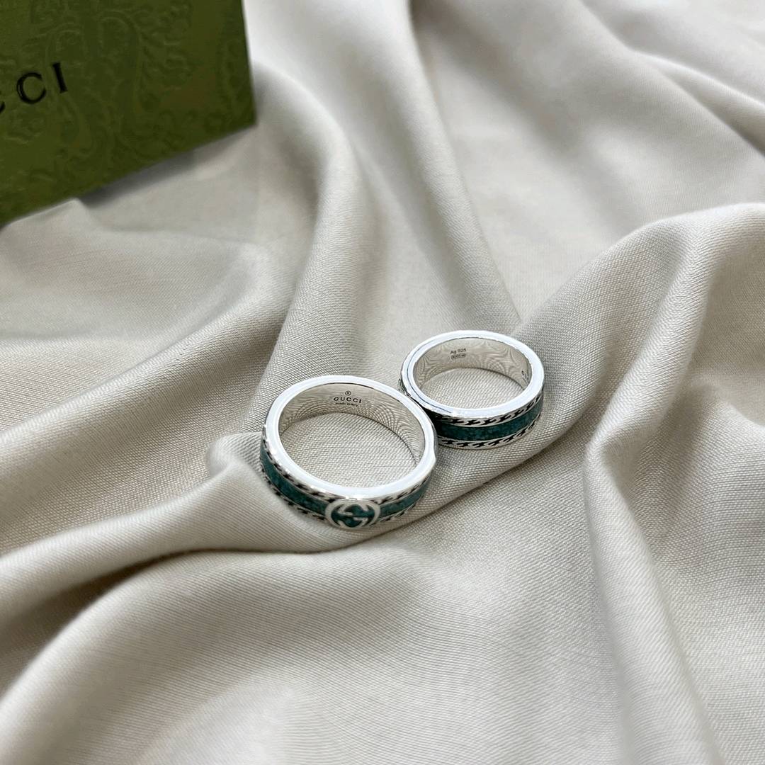 💰80 现货 Gucci古驰925双G绿色珐琅戒指这款非常适合情侣，也是一款经久不衰的经典之作！！！  尺寸：港码 12# 14# 16# 18# 20# 22# 24#           美码  5#  6 #  7 #  8 # 9 # 10#  11 #   立即抢购