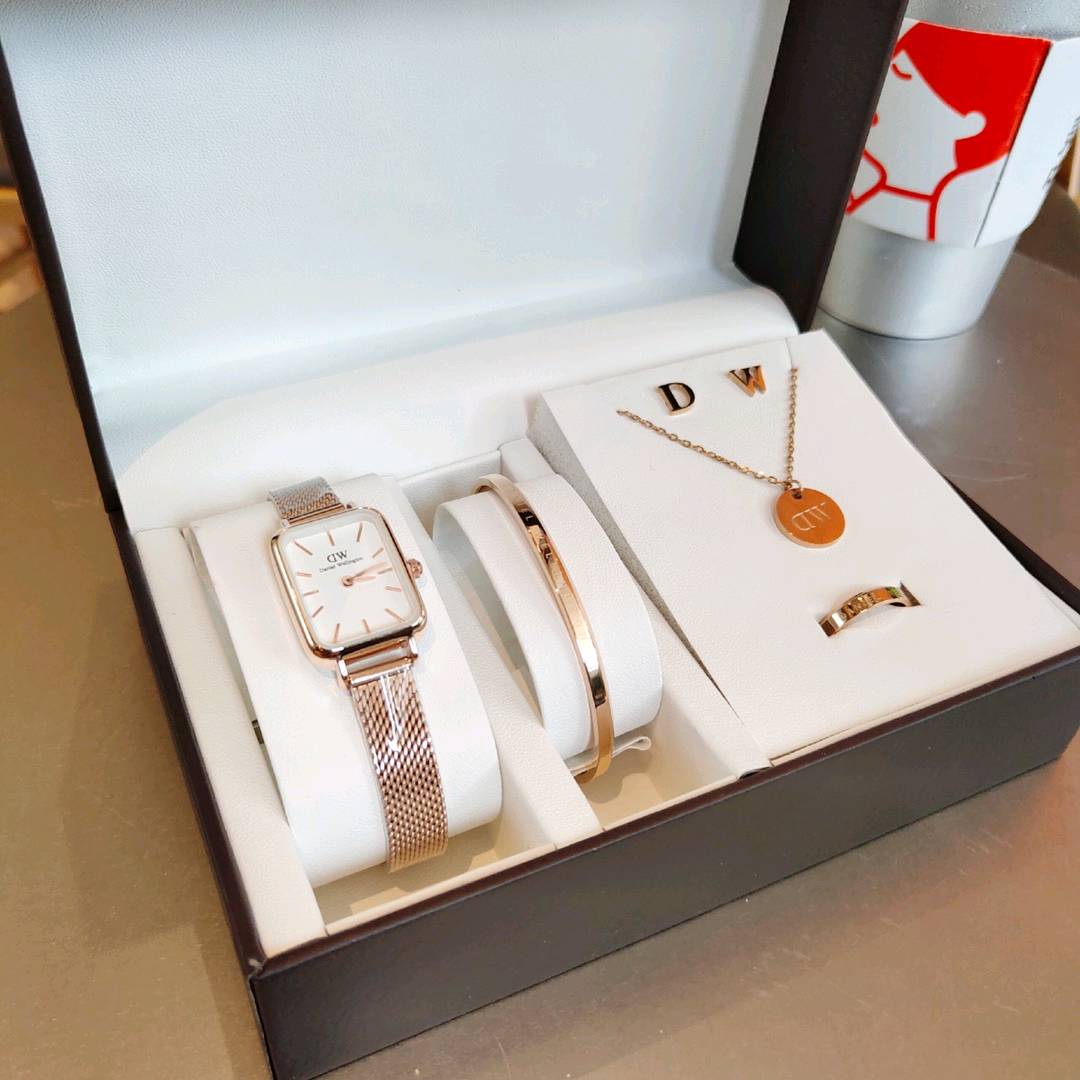 💰网带 190一套  配盒🔜重磅推出高端定制 💎💎💎丹尼尔惠灵顿（Daniel Wellington）classic 女仕五件套 璀璨人生旅程 DW经典之作 完美地诠释了无可挑剔的迷人风格！（套装包括：简约时尚石英女表  Dw手镯＋耳钉＋戒指＋Dw圆形项链）  立即抢购