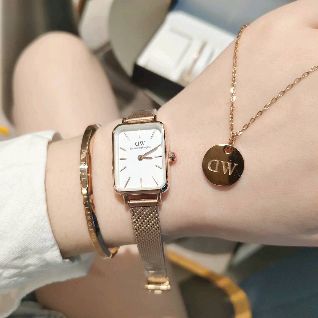 💰网带 190一套  配盒🔜重磅推出高端定制 💎💎💎丹尼尔惠灵顿（Daniel Wellington）classic 女仕五件套 璀璨人生旅程 DW经典之作 完美地诠释了无可挑剔的迷人风格！（套装包括：简约时尚石英女表  Dw手镯＋耳钉＋戒指＋Dw圆形项链）  立即抢购