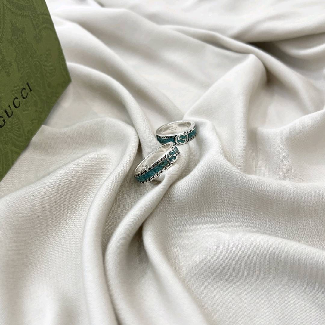 💰80 现货 Gucci古驰925双G绿色珐琅戒指这款非常适合情侣，也是一款经久不衰的经典之作！！！  尺寸：港码 12# 14# 16# 18# 20# 22# 24#           美码  5#  6 #  7 #  8 # 9 # 10#  11 #   立即抢购