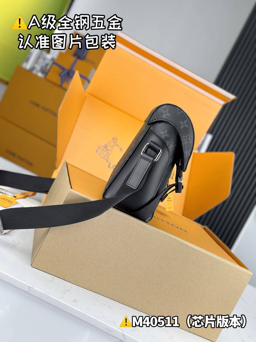 💰820【特级MB原厂全钢163c芯片】 Voyager 小号邮差包 型号：M40511 材料：A+级全钢五金，进口高弹面料 包装：全套特级免税MB包装 尺寸：33x22.5x11cm