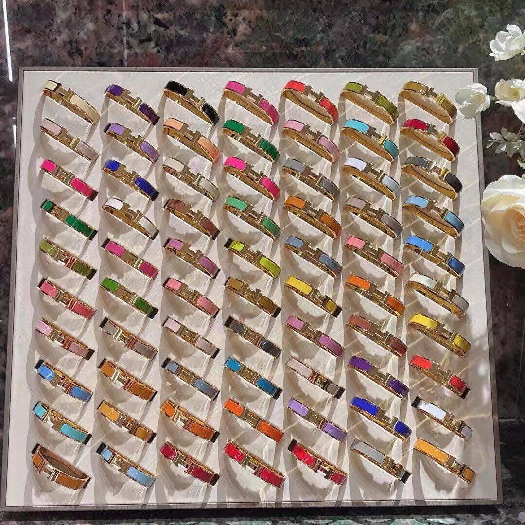 加微信下单：kdpr7838   ❤️245包邮/原单代购级别 herme*clic爱马仕珐琅h手镯实拍图对版1:1珐琅工艺色泽圆润、形态饱满，只做高版本。正品已经是涨到5000多了材料跟正品一模一样正品有的色经典都有的 快点让这个夏天带点色彩吧~