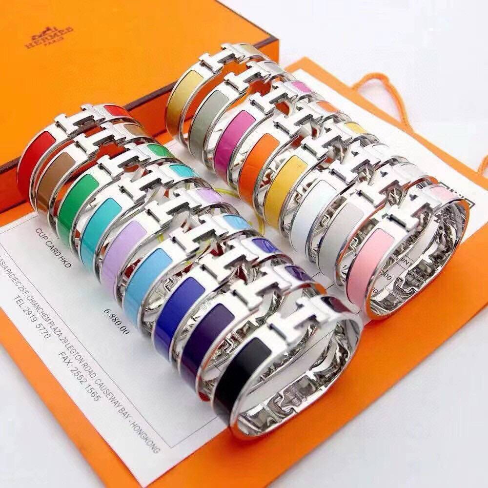 加微信下单：kdpr7838   ❤️245包邮/原单代购级别 herme*clic爱马仕珐琅h手镯实拍图对版1:1珐琅工艺色泽圆润、形态饱满，只做高版本。正品已经是涨到5000多了材料跟正品一模一样正品有的色经典都有的 快点让这个夏天带点色彩吧~