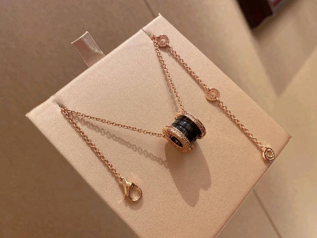 💰100 宝格丽玫瑰金边钻黑陶瓷项链  宝格丽陶瓷项链就带着低调奢华的设计风格走进女人的视野。宝格丽作为意大利著名的珠宝奢侈品牌，其秉承古希腊和古罗马的文化精髓，设计出一系列带有文艺复兴风尚的珠宝饰品。其旗下的宝格丽陶瓷项链就展现出了别样的色彩与光芒。带有韵味的工艺质感，点缀在
