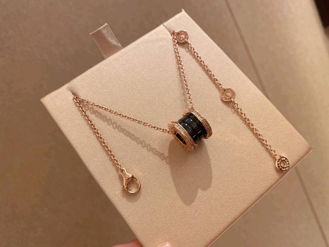 💰100 宝格丽玫瑰金边钻黑陶瓷项链  宝格丽陶瓷项链就带着低调奢华的设计风格走进女人的视野。宝格丽作为意大利著名的珠宝奢侈品牌，其秉承古希腊和古罗马的文化精髓，设计出一系列带有文艺复兴风尚的珠宝饰品。其旗下的宝格丽陶瓷项链就展现出了别样的色彩与光芒。带有韵味的工艺质感，点缀在