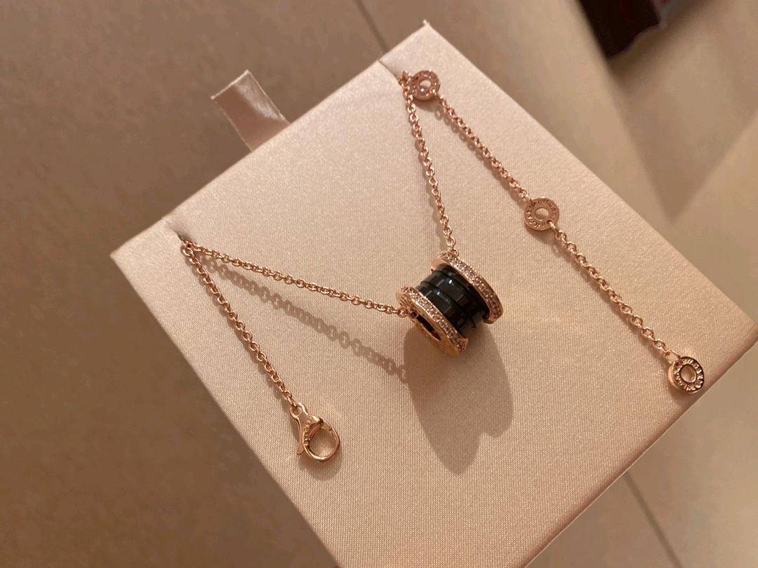 💰100 宝格丽玫瑰金边钻黑陶瓷项链  宝格丽陶瓷项链就带着低调奢华的设计风格走进女人的视野。宝格丽作为意大利著名的珠宝奢侈品牌，其秉承古希腊和古罗马的文化精髓，设计出一系列带有文艺复兴风尚的珠宝饰品。其旗下的宝格丽陶瓷项链就展现出了别样的色彩与光芒。带有韵味的工艺质感，点缀在