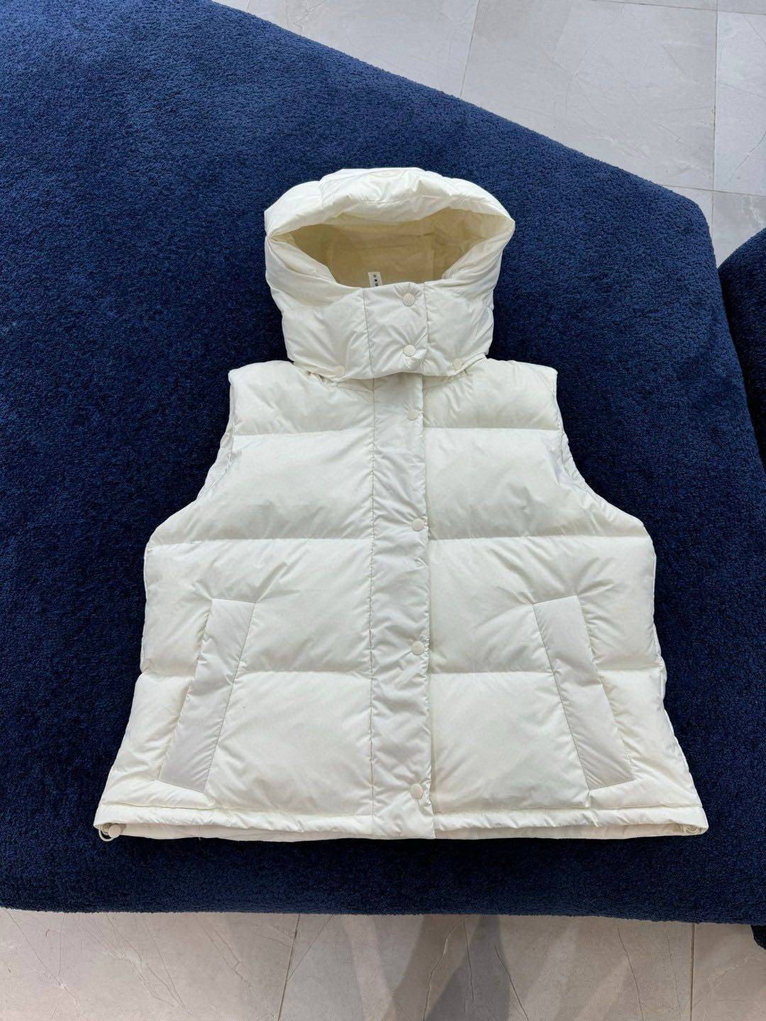 🈴福利特价💰220 𝒍𝒖𝒍𝒖𝒍𝒆𝒎𝒐𝒏｜露露乐檬 𝑾𝒊𝒏𝒅𝒆𝒓 𝑷𝒖𝒇𝒇 泡芙系列 四格马甲 羽绒服    𝑺𝒊𝒛𝒆：4 6 8 10  产品颜色：黑色、亚麻色、白色  、卡其色 GYC