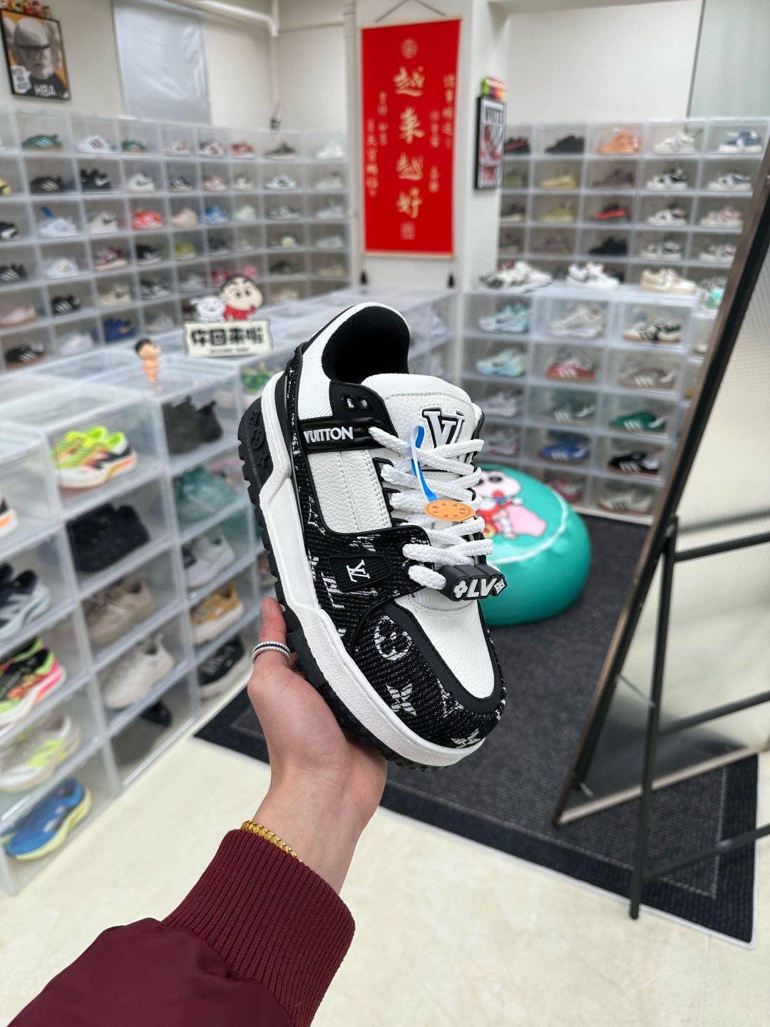 🈴L9头层空胶‼️💰150 认准终端实拍供货'有量有价 lv Trainer Maxi 小胖丁系列面包鞋 驴牌23S时尚走秀款 原版购入开发历时半年开发打造 原版完美楦型 多次调试 达到还原很高，鞋面独家订制细柔小牛皮 厚实织物鞋带 独家私模超轻TPU大底 原配扣子串珠 正确