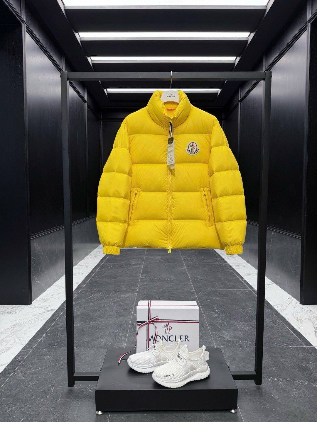 💰280 双十二特级王炸⬆️Moncler  Citala短款男士.放眼望去,市面版本一个能打的都没有.130w+一吨的特级欧规鹅颈绒填充.850+的蓬松度,我比市面版本蓬一倍,重量却轻一倍. 🎁包装再度升级（可加配原版折叠超大磁吸盒） Citala男士短款羽绒采用波普色轻