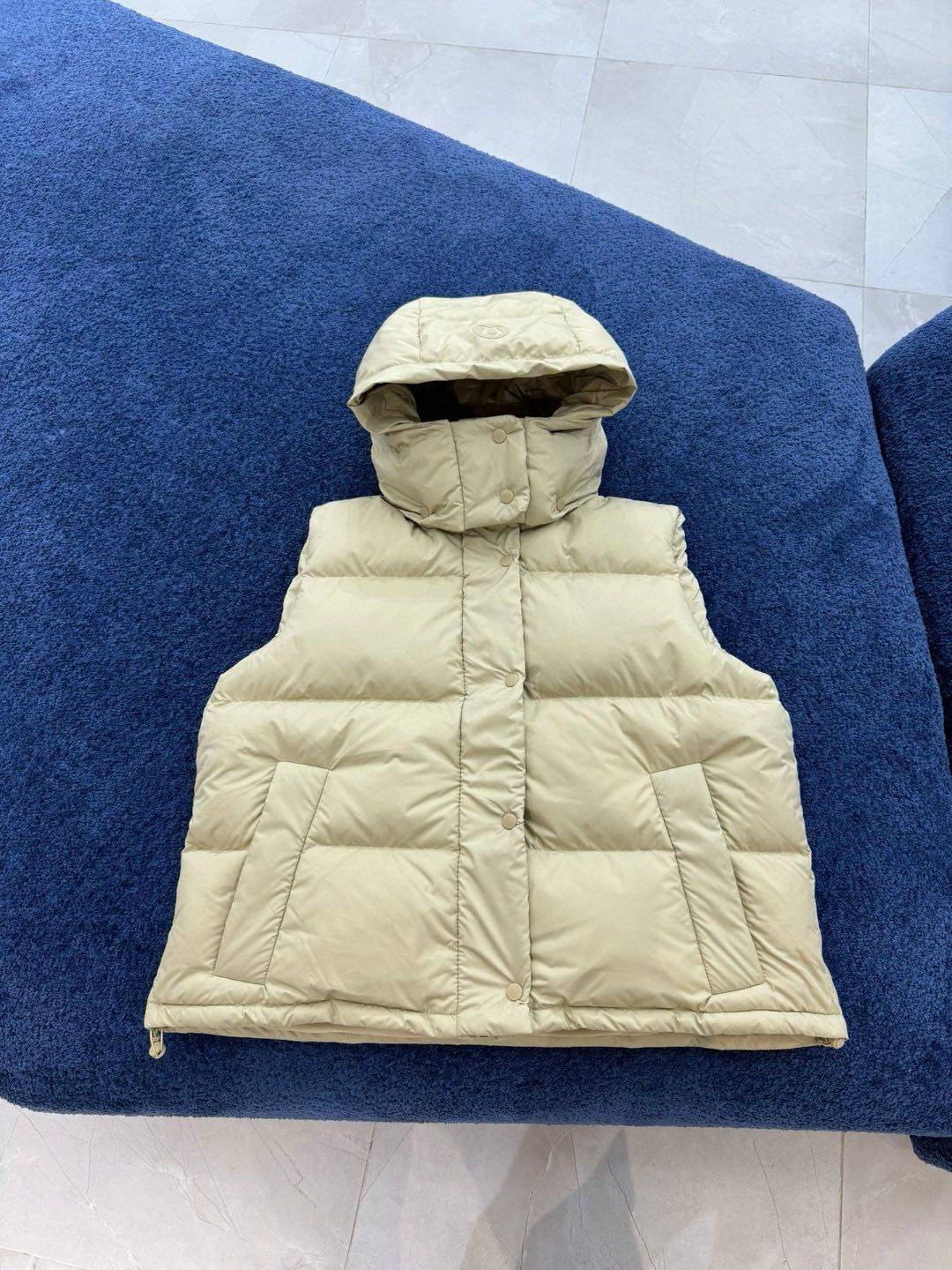 🈴福利特价💰220 𝒍𝒖𝒍𝒖𝒍𝒆𝒎𝒐𝒏｜露露乐檬 𝑾𝒊𝒏𝒅𝒆𝒓 𝑷𝒖𝒇𝒇 泡芙系列 四格马甲 羽绒服    𝑺𝒊𝒛𝒆：4 6 8 10  产品颜色：黑色、亚麻色、白色  、卡其色 GYC