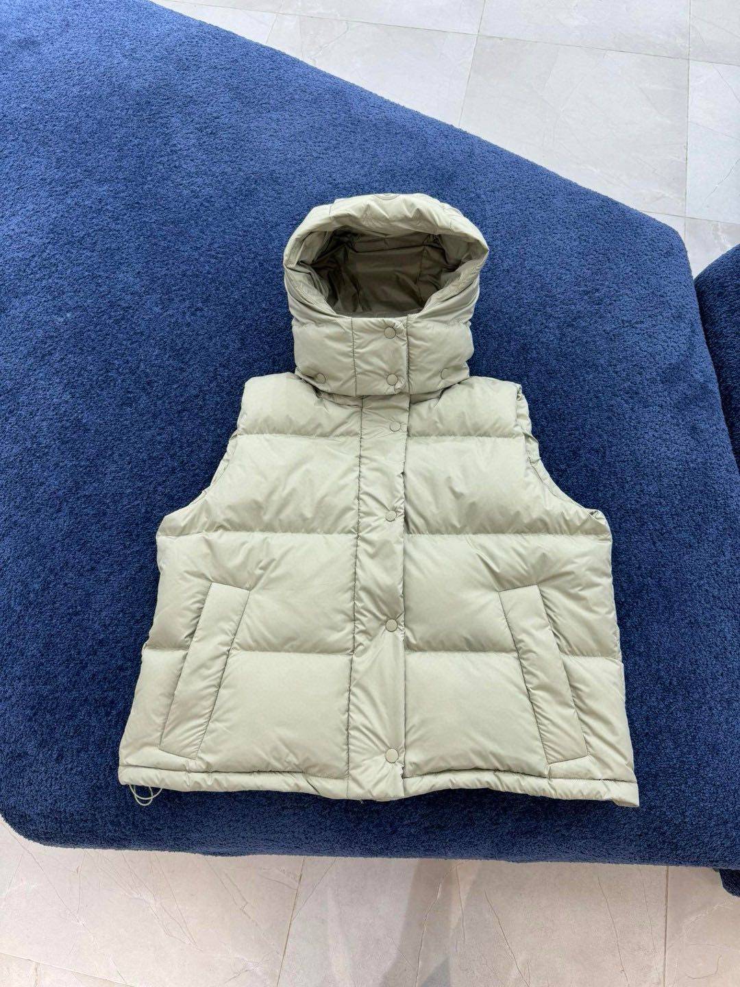 🈴福利特价💰220 𝒍𝒖𝒍𝒖𝒍𝒆𝒎𝒐𝒏｜露露乐檬 𝑾𝒊𝒏𝒅𝒆𝒓 𝑷𝒖𝒇𝒇 泡芙系列 四格马甲 羽绒服    𝑺𝒊𝒛𝒆：4 6 8 10  产品颜色：黑色、亚麻色、白色  、卡其色 GYC