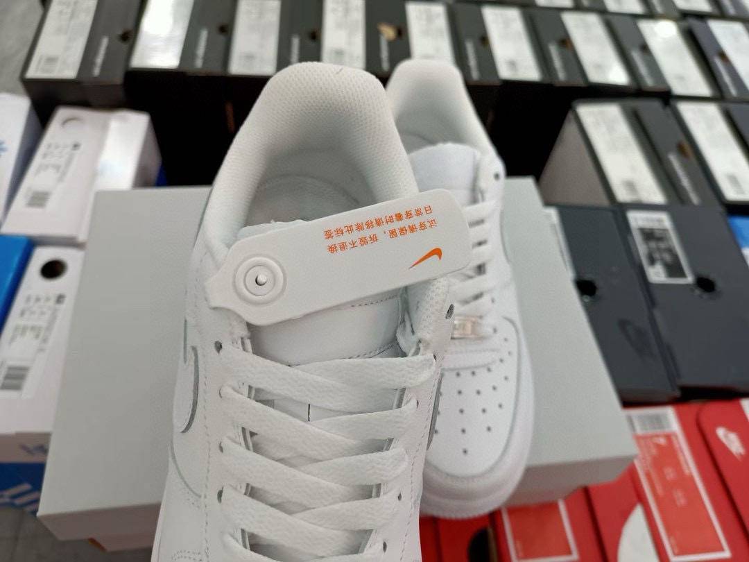 长期主打真标有半码💰65各版本公司头层皮特价跑量 今天35.5-47  私人订单 独家供应 欢迎对比 主推不断码  公司级 耐克 Nike Air Force 1 Low 经典高人气配色 纯白空军一号低帮缓震运动休闲板鞋。原装正确皮料 经得住实测考验 原档鞋楦、纸板数据 精准比