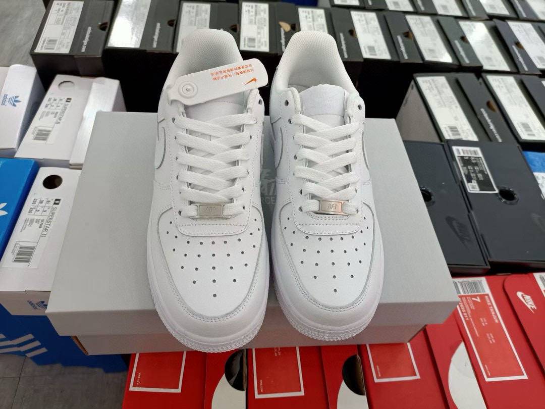 长期主打真标有半码💰65各版本公司头层皮特价跑量 今天35.5-47  私人订单 独家供应 欢迎对比 主推不断码  公司级 耐克 Nike Air Force 1 Low 经典高人气配色 纯白空军一号低帮缓震运动休闲板鞋。原装正确皮料 经得住实测考验 原档鞋楦、纸板数据 精准比