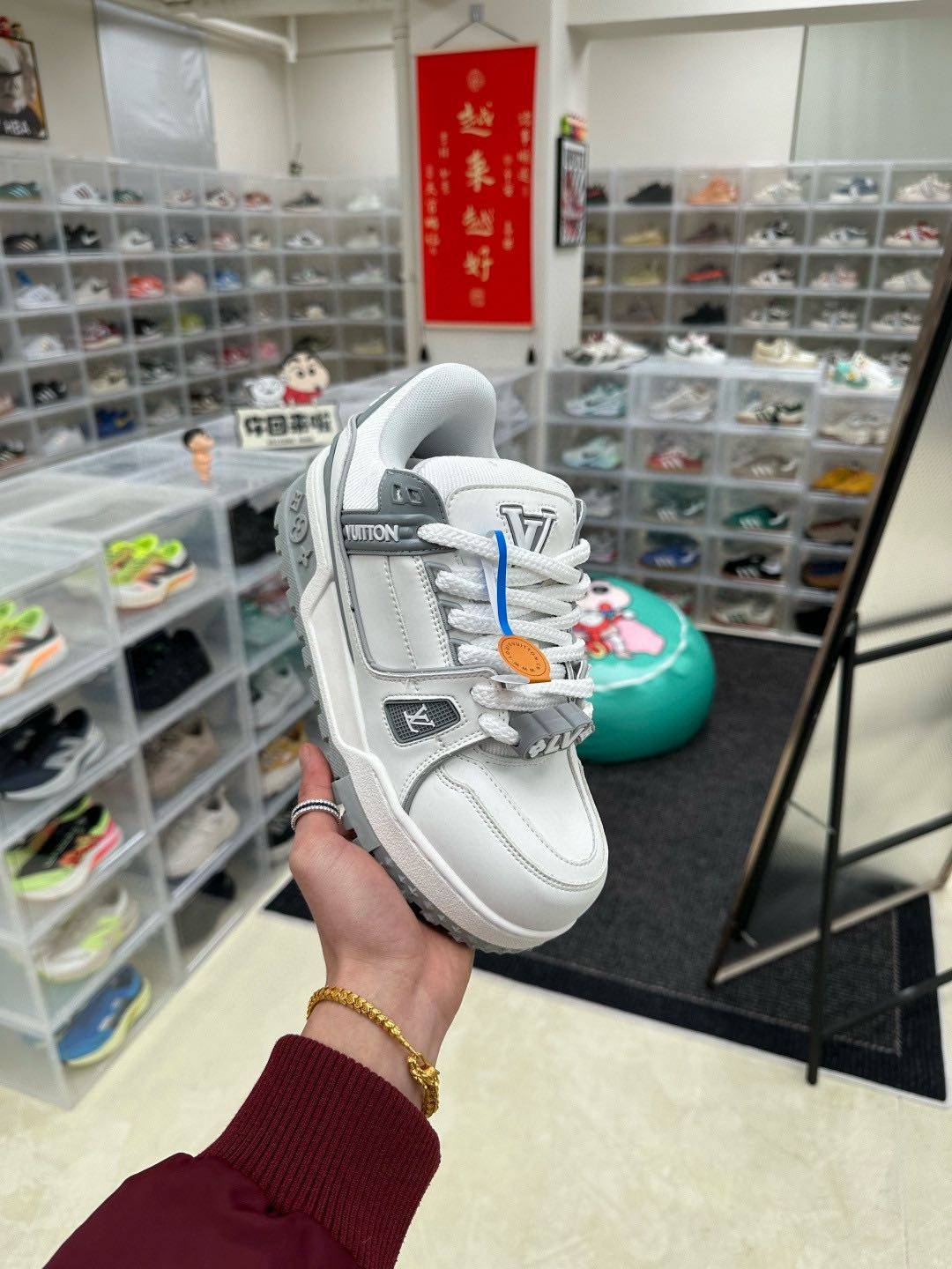 🈴L9头层空胶‼️💰150 认准终端实拍供货'有量有价 lv Trainer Maxi 小胖丁系列面包鞋 驴牌23S时尚走秀款 原版购入开发历时半年开发打造 原版完美楦型 多次调试 达到还原很高，鞋面独家订制细柔小牛皮 厚实织物鞋带 独家私模超轻TPU大底 原配扣子串珠 正确