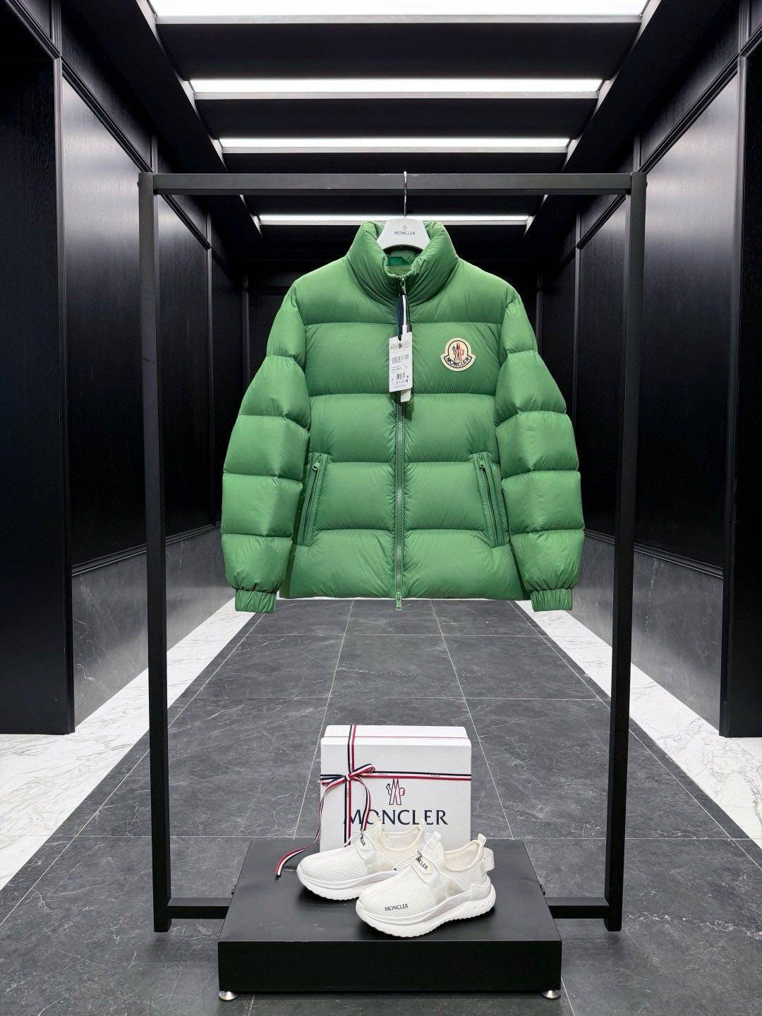 💰280 双十二特级王炸⬆️Moncler  Citala短款男士.放眼望去,市面版本一个能打的都没有.130w+一吨的特级欧规鹅颈绒填充.850+的蓬松度,我比市面版本蓬一倍,重量却轻一倍. 🎁包装再度升级（可加配原版折叠超大磁吸盒） Citala男士短款羽绒采用波普色轻