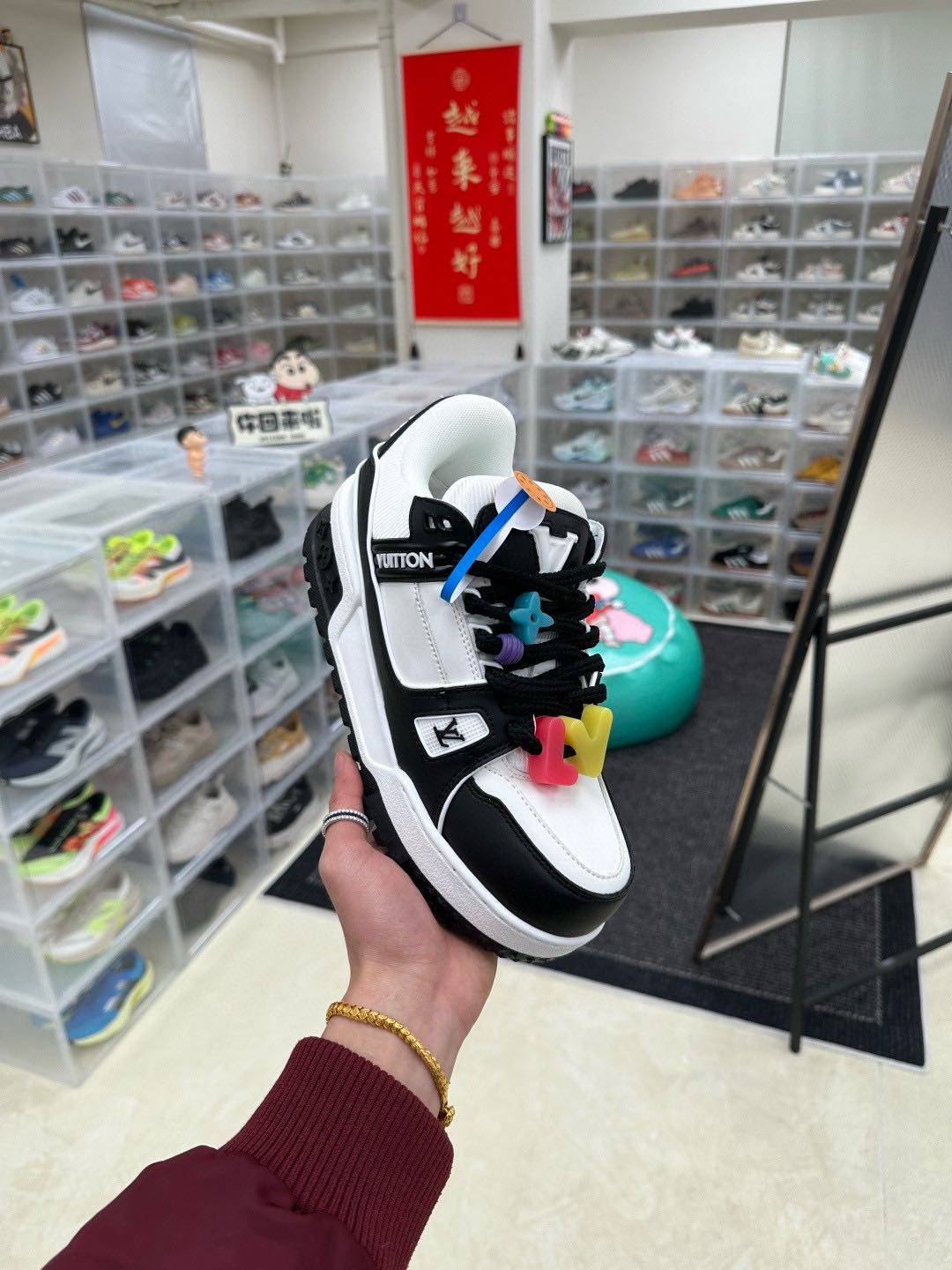 🈴L9头层空胶‼️💰150 认准终端实拍供货'有量有价 lv Trainer Maxi 小胖丁系列面包鞋 驴牌23S时尚走秀款 原版购入开发历时半年开发打造 原版完美楦型 多次调试 达到还原很高，鞋面独家订制细柔小牛皮 厚实织物鞋带 独家私模超轻TPU大底 原配扣子串珠 正确