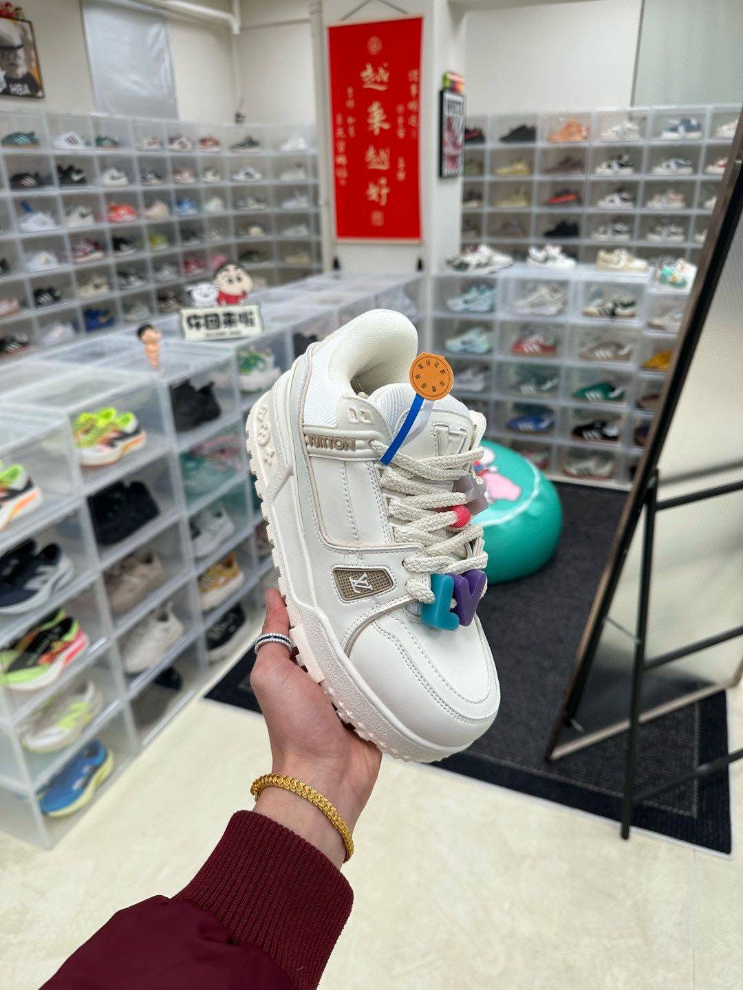 🈴L9头层空胶‼️💰150 认准终端实拍供货'有量有价 lv Trainer Maxi 小胖丁系列面包鞋 驴牌23S时尚走秀款 原版购入开发历时半年开发打造 原版完美楦型 多次调试 达到还原很高，鞋面独家订制细柔小牛皮 厚实织物鞋带 独家私模超轻TPU大底 原配扣子串珠 正确