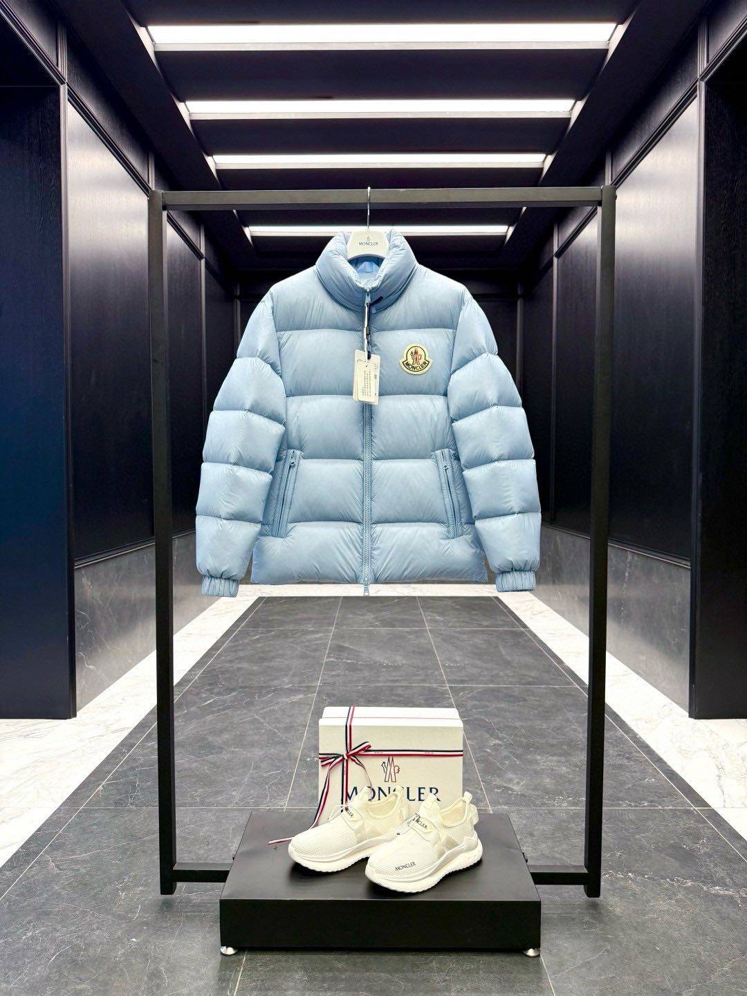 💰280 双十二特级王炸⬆️Moncler  Citala短款男士.放眼望去,市面版本一个能打的都没有.130w+一吨的特级欧规鹅颈绒填充.850+的蓬松度,我比市面版本蓬一倍,重量却轻一倍. 🎁包装再度升级（可加配原版折叠超大磁吸盒） Citala男士短款羽绒采用波普色轻