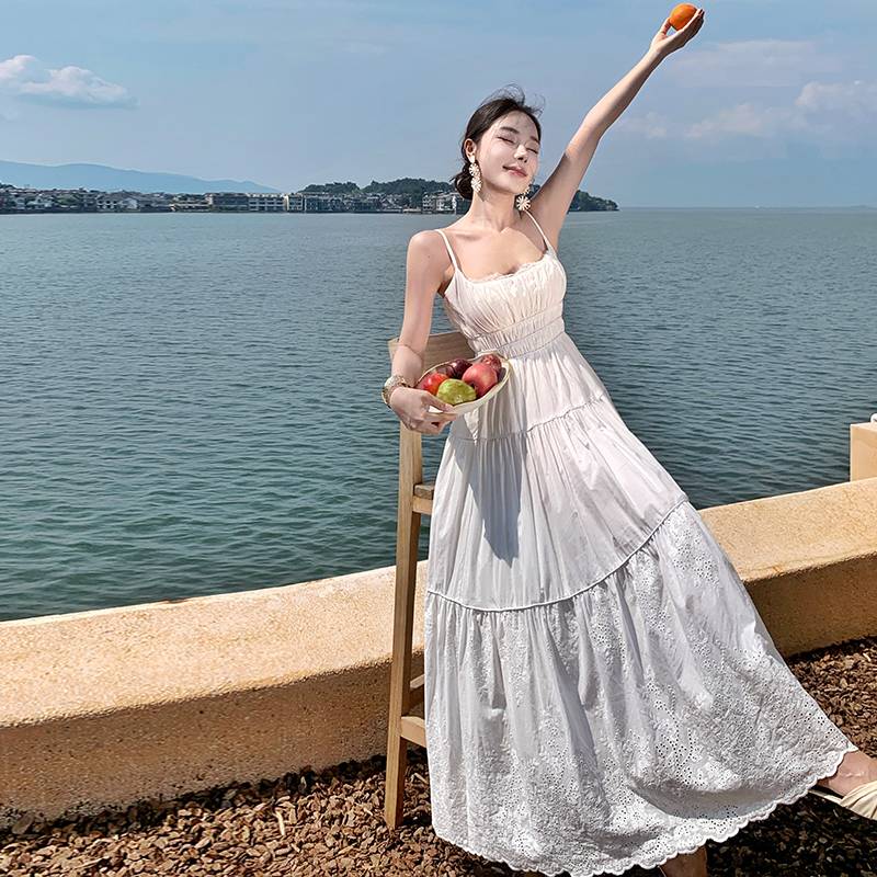 实拍超仙海边度假白色设计感绣花吊带连衣裙长裙女