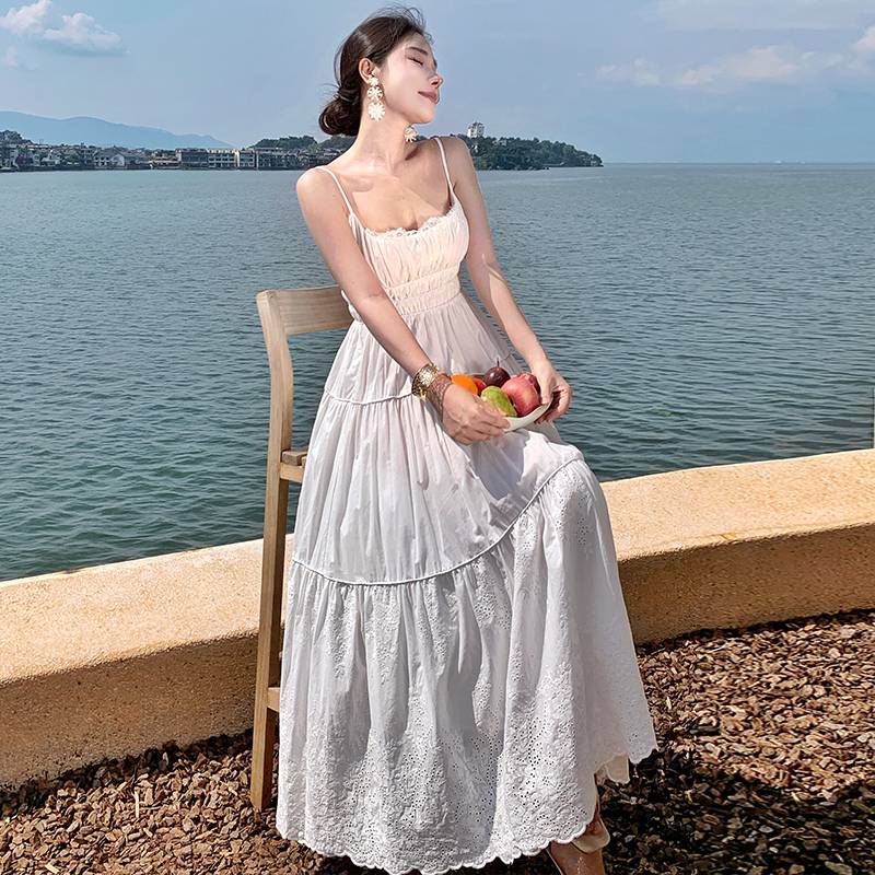 实拍超仙海边度假白色设计感绣花吊带连衣裙长裙女